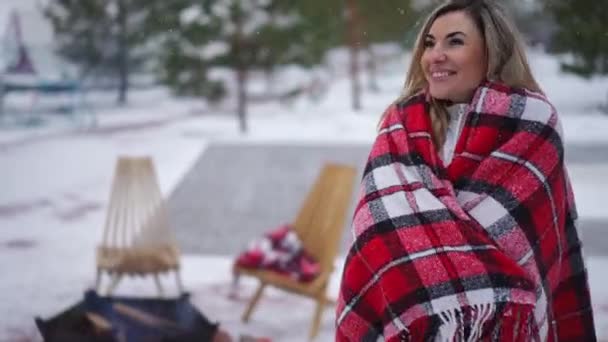 Live Camera Zoom Smiling Confident Woman Wrapping Blanket Standing Winter — Stock Video