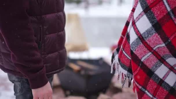 Vedere Laterală Cuplu Nerecunoscut Ținându Mâini Picioare Rece Iarnă Zăpadă — Videoclip de stoc