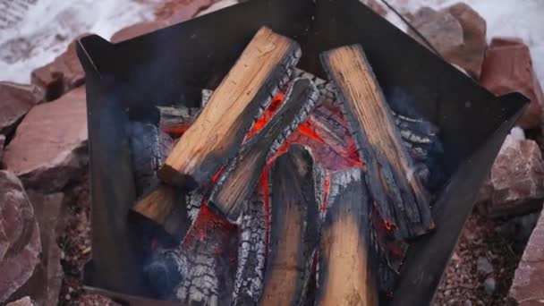 Górny Widok Drewna Opałowego Czerwonym Płomieniem Spalania Ognisku Zewnątrz Zbliżenie — Wideo stockowe