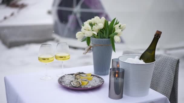 Стіл Палаючими Свічками Шампанським Букетом Квітів Устриць Вітряний Холодний Сніговий — стокове відео