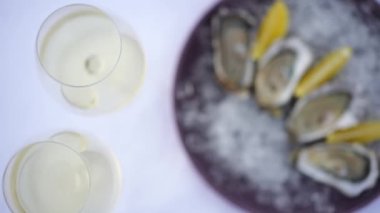 Sevgililer Günü 'nde masada iki şampanya kadehinden tabağa istiridye ve limonla hazır olsun. Tatilde romantik bir akşam yemeği.