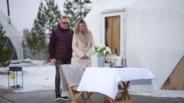 Weitschuss Selbstbewusstes Erwachsenes Paar Das Einem Wintertag Zum Romantischen Valentinstag — Stockvideo