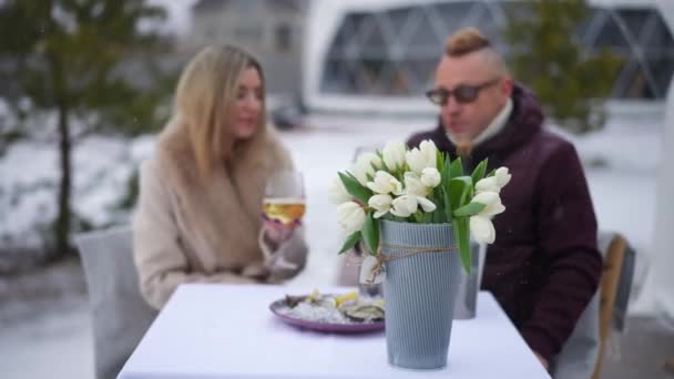 Boeket Witte Bloemen Met Wazig Gelukkig Paar Zitten Achtergrond Praten — Stockvideo
