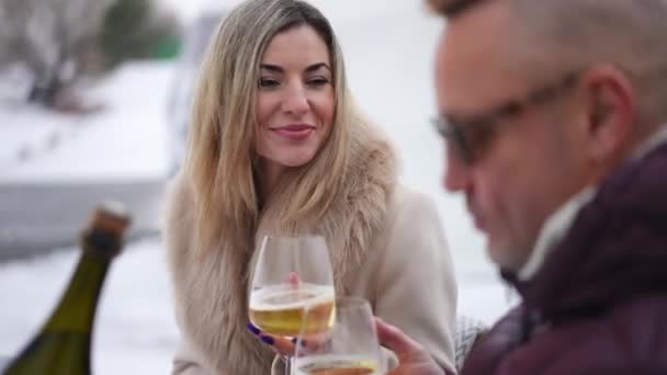 Retrato Mujer Hermosa Tintineando Tostadas Vidrio Con Hombre Bebiendo Champán — Vídeos de Stock