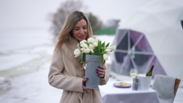 Портрет Упевненої Чарівної Жінки Яка Пахне Букетом Білих Квітів Посміхається — стокове відео