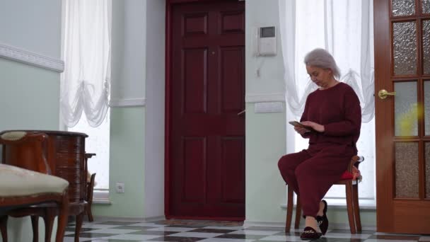 Ansiosa Mulher Madura Preocupado Esperando Para Estudante Voltar Para Casa — Vídeo de Stock
