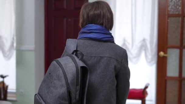 Отслеживающий Снимок Интеллигентного Уверенного Школьника Рюкзаком Идущего Входной Двери Дома — стоковое видео