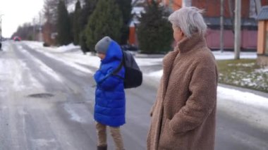 Terbiyesiz bir öğrencinin başını sallayarak gidişine bakan yorgun ve olgun bir kadının portresi. Beyazların anası yorgun ve itaatsiz oğlu kışın soğuk sokağın ortasında.