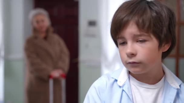 Băiat Trist Deprimat Uită Înapoi Femeie Încețoșată Care Pleacă Bagajele — Videoclip de stoc