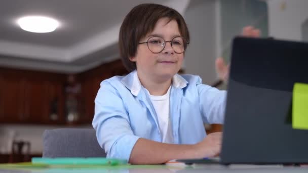 Elégedett Intelligens Iskolás Fiú Integet Búcsút Videó Chat Záró Laptop — Stock videók