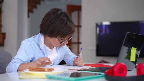 Concentré Écolier Intelligent Manger Collation Faire Des Devoirs Écriture Avec — Video