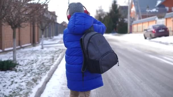 Vista Posterior Seguimiento Tiro Colegial Bailando Caminando Día Invierno Calle — Vídeos de Stock