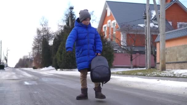 Szeroki Strzał Znudzony Uczeń Spacerujący Plecakiem Zimowy Dzień Świeżym Powietrzu — Wideo stockowe