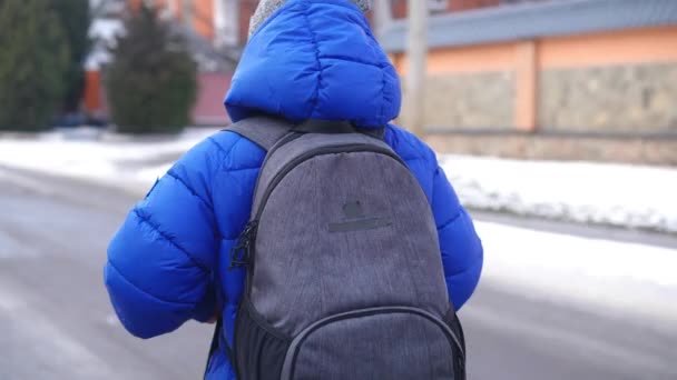 Kış Günü Sırt Çantalı Dışarıda Yürüyen Tanınmayan Öğrencinin Görüntülerini Tarıyorum — Stok video