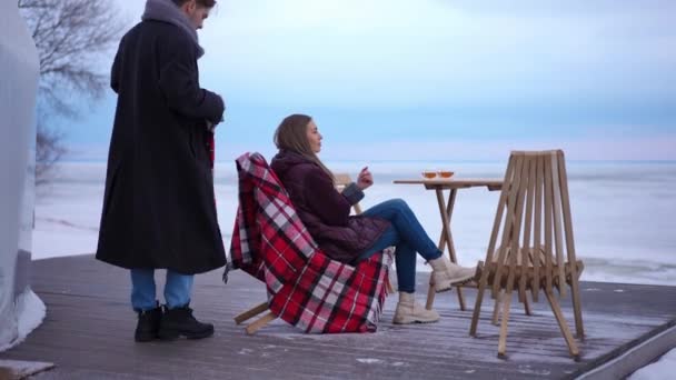 Широкий Снимок Расслабленной Красивой Женщины Сидящей Деревянной Террасе Фоне Зимнего — стоковое видео