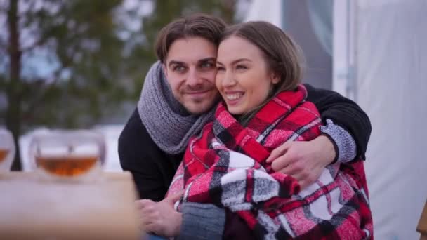 Jonge Opgewonden Blanke Man Vrouw Praten Glimlachend Bewonderend Mooie Winter — Stockvideo