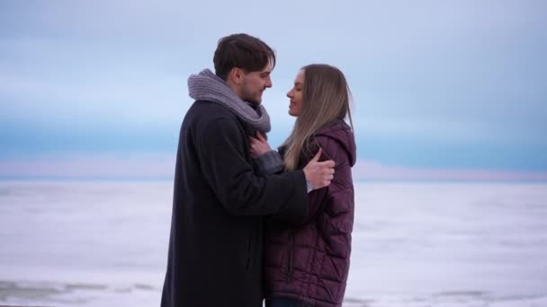 Любящие Молодые Пары Обнимаются Разговаривая Стоя Фоне Прекрасного Пейзажа Зимний — стоковое видео