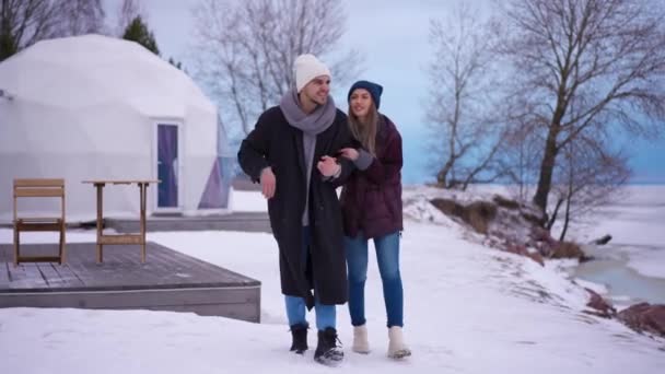Geniş Açılı Mutlu Genç Çift Kış Günü Güzel Bir Manzarada — Stok video