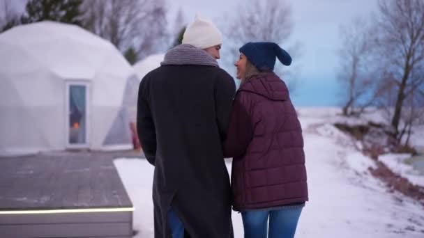 追踪报道一对快乐的白人年轻夫妇在冬日里挽臂散步 谈笑风生 快乐的爱着快乐的男人和女人 享受着户外度假和生态旅游 — 图库视频影像