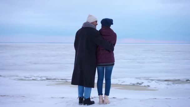 Bakåt Visa Vidöppna Kärleksfulla Unga Par Kramas Stående Bakgrunden Vintern — Stockvideo