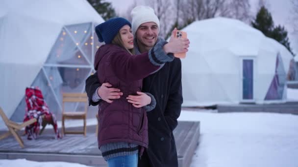 Positivo Relaxado Jovem Casal Tomando Selfie Dia Inverno Livre Caucasiano — Vídeo de Stock