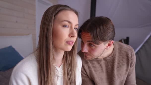 남자가 어깨에 머리를 침실에 아름다운 캅카스 아내의 실내에서 남편에게 짜증이 — 비디오