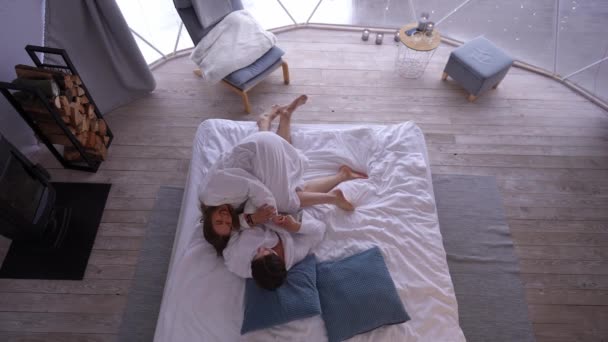 Top View Radosna Młoda Kaukaska Para Bawiąca Się Przytulaniem Łóżka — Wideo stockowe