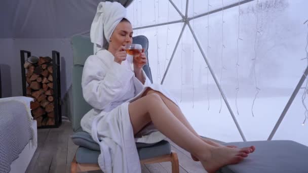 Linda Mulher Magro Confiante Cheirando Beber Chá Delicioso Sentado Roupão — Vídeo de Stock