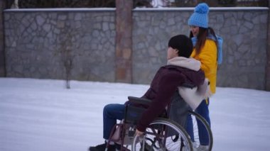 Asyalı kendine güvenen genç bir adam, beyaz bir kadınla yürüyor ve gülümsüyor. Canlı kamera mutlu çiftin etrafında dönüyor. Dışarıda kış akşamının tadını çıkarıyorlar.