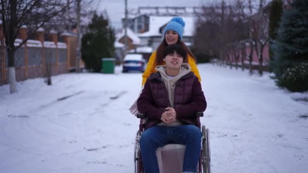 Tekerlekli Sandalyedeki Olumlu Asyalı Adam Dışarıda Gezici Yardım Cihazını Iten — Stok video