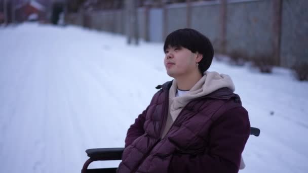 Amplie Retrato Jovem Asiático Sorridente Cadeira Rodas Conversando Com Uma — Vídeo de Stock