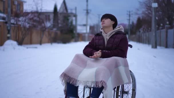 Powiększ Smutnego Samotnego Azjatę Wózku Inwalidzkim Zimowej Drodze Kamera Żywo — Wideo stockowe