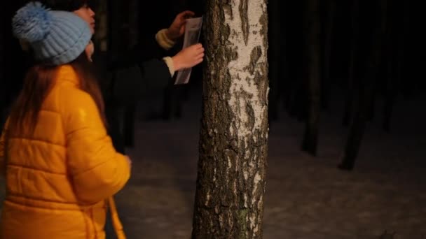 Молодая Пара Висящая Дереве Потеряла Объявление Домашнем Питомце Ночном Парке — стоковое видео