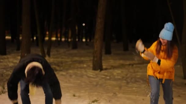 Vidám Gondtalan Fiatal Pár Hógolyózik Éjszakai Parkban Télen Hangosan Nevetve — Stock videók