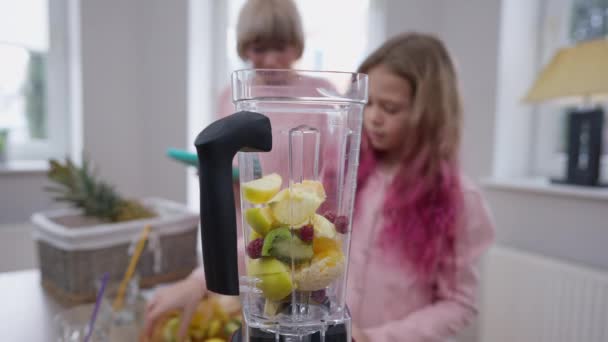 Närbild Mixer Med Frukt Och Kvinnliga Hand Placera Ingredienser Inuti — Stockvideo