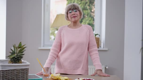 Retrato Tiro Médio Mulher Sênior Bonita Confiante Mesa Cozinha Sorrindo — Vídeo de Stock