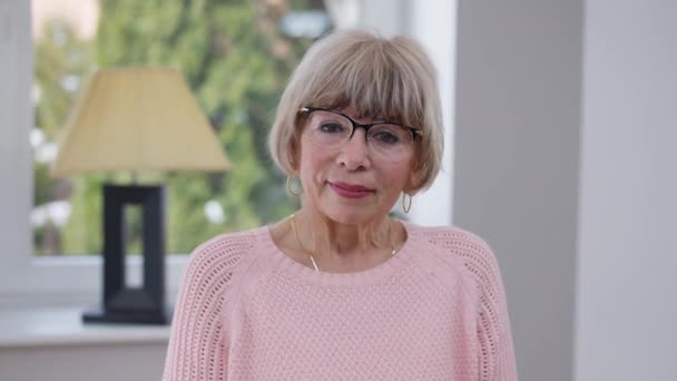 Πορτρέτο Της Αυτοπεποίθηση Όμορφη Ηλικιωμένη Γυναίκα Γυαλιά Κοιτάζοντας Κάμερα Χαμογελώντας — Αρχείο Βίντεο