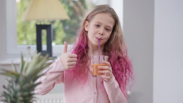 Portret Uroczej Białej Dziewczyny Gestykulującej Kciukiem Górę Uśmiechniętej Pijącej Smaczny — Wideo stockowe