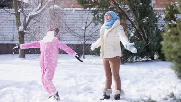 Zorgeloos Gelukkig Tienermeisje Senior Vrouw Gooien Witte Sneeuw Slow Motion — Stockvideo