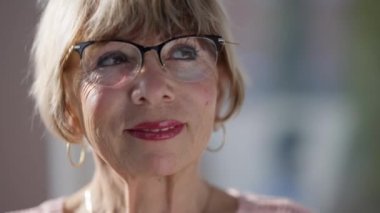 Kahverengi gözlü, gülümseyen, zayıf, güzel bir son sınıf kadınının vesikalığı. Kendine güveni tam, gözlüklü, kapalı alanda durup düşünen beyaz bir emekli. Yavaş çekim