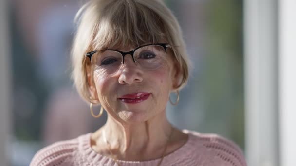 Close Portræt Smukke Senior Kaukasiske Kvinde Briller Poserende Indendørs Slowmotion – Stock-video