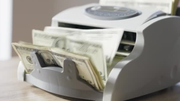 Mannelijke Blanke Hand Drukt Startknop Honderd Bankbiljetten Tellen Apparaat Onherkenbare — Stockvideo