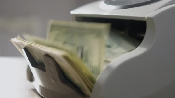 Kapalı Mekanda Hesap Makinesiyle Hesaplanan Nakit Paralar Masada Amerikan Dolarlarıyla — Stok video