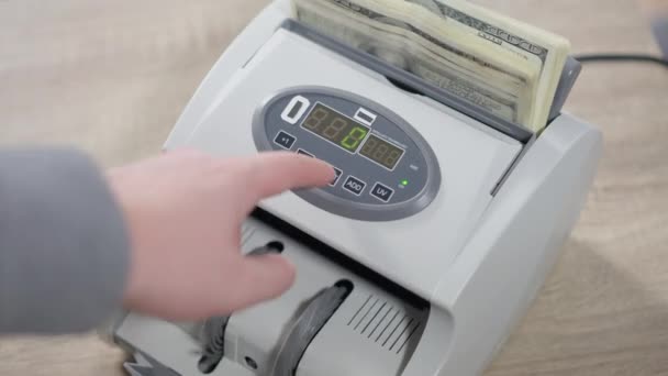Geldzählautomat Von Oben Mit Einem Übergabegerät Für Hundert Dollar Banknoten — Stockvideo