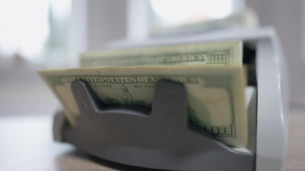 Close Bankbiljetteller Met Mannelijke Wazige Vinger Startknop Achtergrond Cash Dollars — Stockvideo