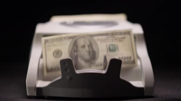 Karanlıkta Kadın Eli Değmiş Bir Şekilde Banknotların Önünde Dolar Saymaya — Stok video