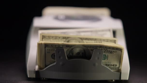 Telmachine Duisternis Met Dollars Die Tellen Slow Motion Bankbiljetten Berekening — Stockvideo