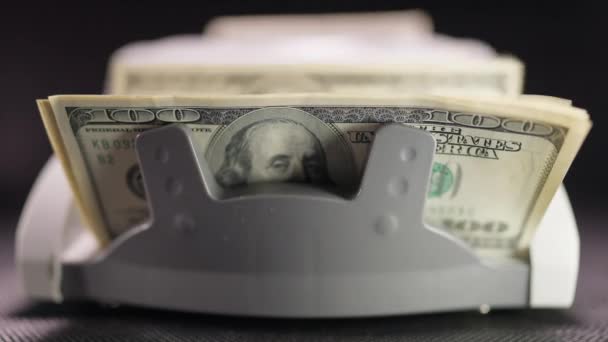 Yakın Plan Banknot Sayacı Karanlıkta Hesaplanan Amerikan Dolarları Çerideki Siyah — Stok video