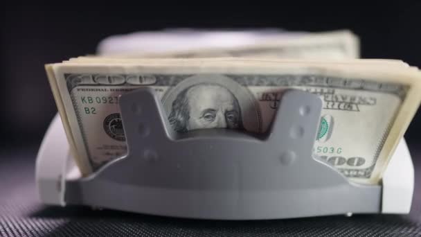 Canlı Kamera 100 Dolarlık Hesaplamalarla Banknottan Uzaklaşsın Siyah Arka Planda — Stok video