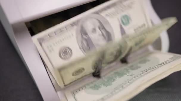 Vysokoúhlý Pohled Zblízka 100 Dolarů Počítání Zařízení Zpomaleném Filmu Bankovky — Stock video